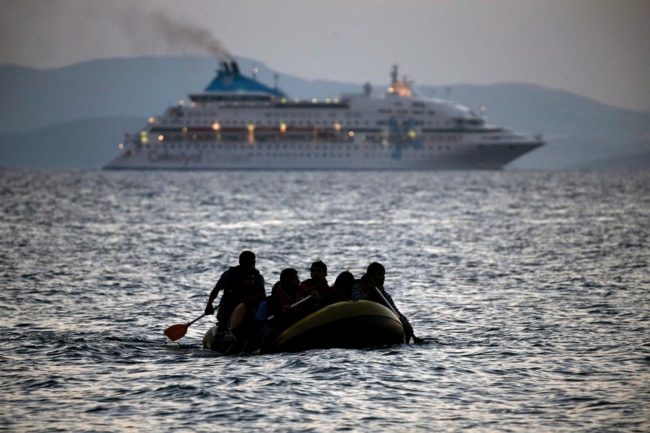 Migranci małym pontonem docierają do brzegów wyspy Kos w Grecji, 19 sierpnia 2015 r., © AFP Photo, Angelos Tzortzinis