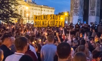 Baner z napisem Wolne Sądy Wolni Ludzie na demonstracji pod Sądem Najwyższym w Warszawie.