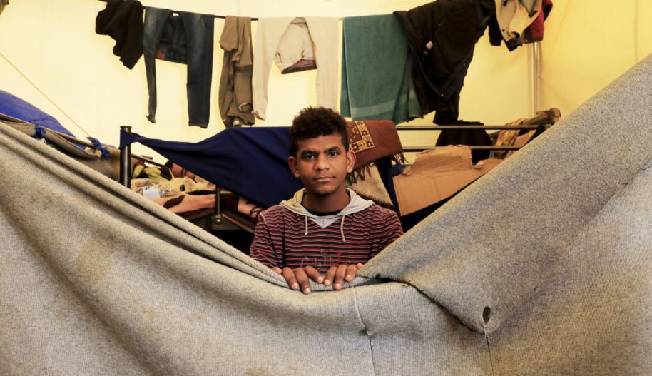 Ahmed ma 20 lat, gdy mieszkał w Jemenie studiował inżynierię mechaniczną. Dotarł na Chios w ubiegłym roku na łodzi razem z 40 innymi osobami. Fot. Giorgos Moutafis/Amnesty Internationa