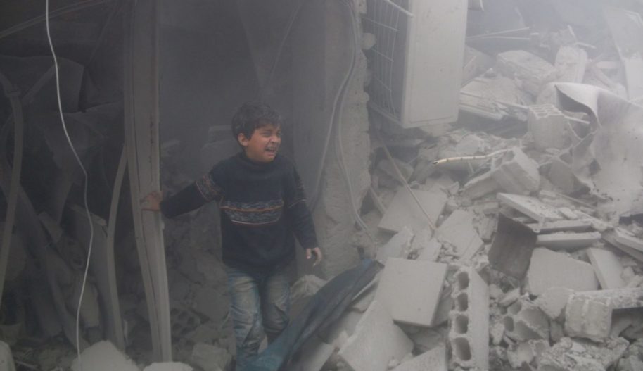 Syria, Wschodnia Guta, chłopiec pośród ruin budynku, zniszczonego po bombardowaniach przez wojska rządowe. Luty 2018, Copyright Ammar Al Bushy/Anadolu Agency/Getty Images)