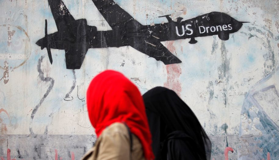 Kobiety mijają graffiti krytykujące amerykańskie ataki dronów w Jemenie. 6 stycznia 2017. Copyright: REUTERS/Khaled Abdullah