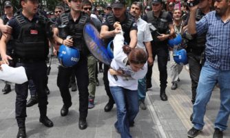 Policja blokuje i wynosi osoby demonstrujące przeciwko procesowi wobec 2 osobom strajkującym głodowo przeciwko represjom wobec środowiska akademickiego. Ankara, 8 czerwca 2017. Copyright: ADEM ALTAN/AFP/Getty Images