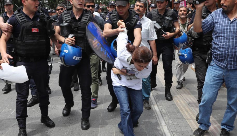 Policja blokuje i wynosi osoby demonstrujące przeciwko procesowi wobec 2 osobom strajkującym głodowo przeciwko represjom wobec środowiska akademickiego. Ankara, 8 czerwca 2017. Copyright: ADEM ALTAN/AFP/Getty Images