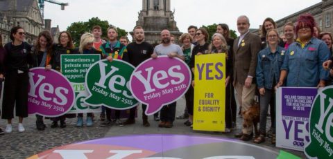 Amnesty International Irlandia w Dublinie, akcja na zewnątrz, grupa aktywistów_aktywistek stoi z banerami za powiedzeniem tak w referendum, które mzadecydowało o usunięciu z konstytucji kraju określenia ochrony życia od począcia.
