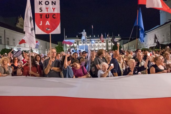 Demonstracja „Wolne Sądy" przed Pałacem Prezydenckim w Warszawie, lipiec 2018.