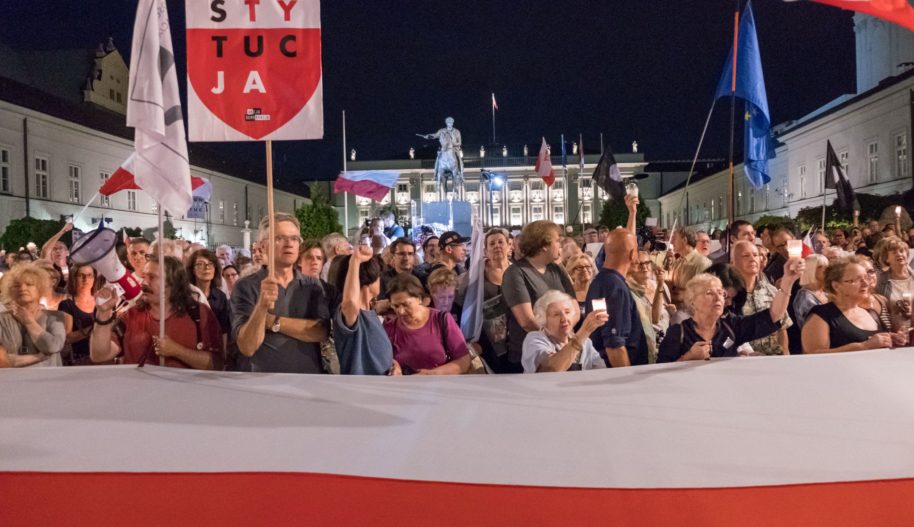 Demonstracja „Wolne Sądy" przed Pałacem Prezydenckim w Warszawie, lipiec 2018.