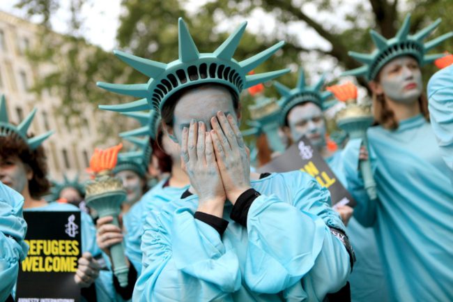 100 osób przebranych za statuę wolności zaprotestowało przed ambasadą USA w Londynie z okazji 100 dni prezydentury Donalda Trumpa. 27 kwietnia 2017.