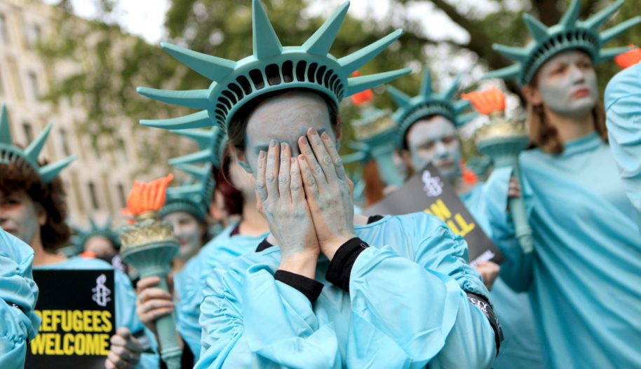 100 osób przebranych za statuę wolności zaprotestowało przed ambasadą USA w Londynie z okazji 100 dni prezydentury Donalda Trumpa. 27 kwietnia 2017.