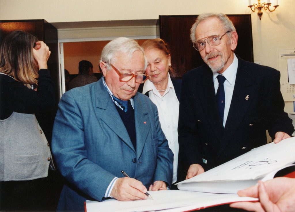 Tadeusz Różewicz i Bogusław Stanisławski podczas akcji Amnesty z okazji 50-lecia Powszechnej Deklaracji Praw Człowieka, wrzesień 1998.