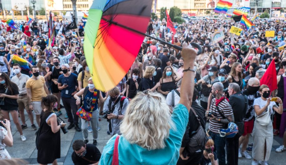Demonstracja solidarnościowa przeciwko aresztowaniu aktywistów_ek LGBTI, w tym Margot, i innych osób podczas tzw. "Tęczowej nocy", Warszawa 8 sierpnia 2020.