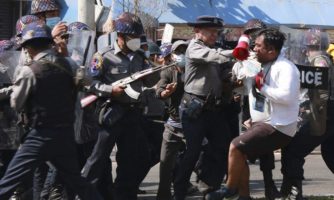 Policja aresztuje demonstranta podczas protestu w Mawlamyine w stanie Mon, 12 lutego 2021. Photo by STR/AFP via Getty Images.