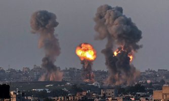 Wybuch w południowej części Strefy Gazy podczas izraelskiego nalotu 12 maja 2021. Photo by SAID KHATIB/AFP via Getty Images