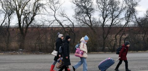 An Ukrainian family walks towards the Medyka-Shehyni border crossing between Ukraine and Poland as they flee the conflict in their country, near the Ukrainian village of Tvirzha, some 20km from the border, on February 28, 2022.