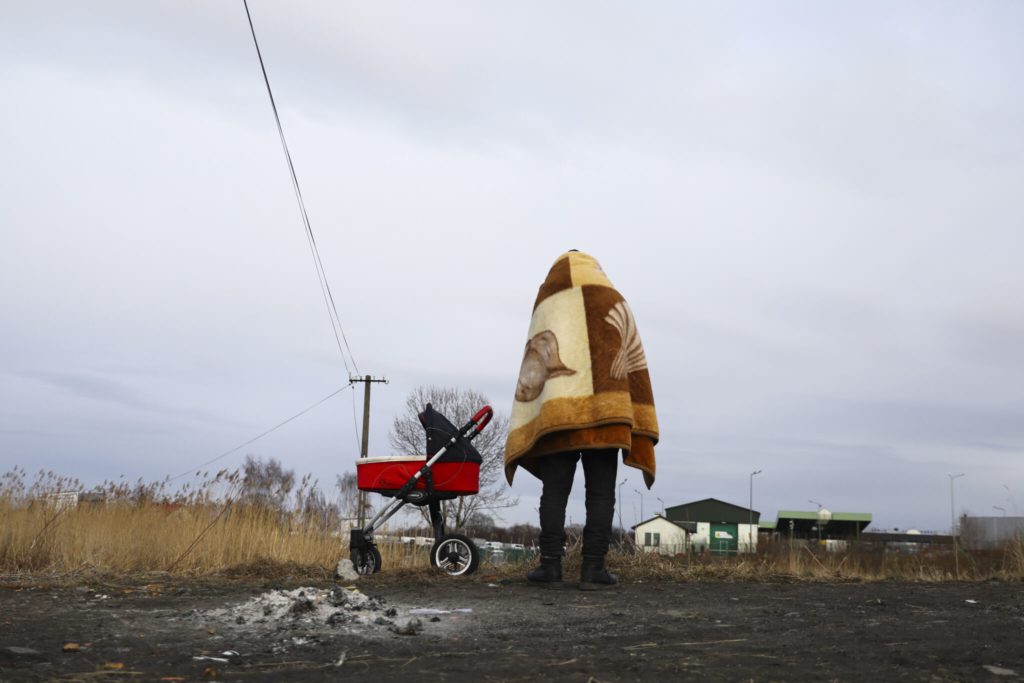 Uchodźca uciekający z Ukrainy jest widziany po przekroczeniu granicy ukraińsko-polskiej z powodu rosyjskiego ataku wojskowego na Ukrainę. Medyka, Polska 1 marca 2022 roku. Zdjęcie: Beata Zawrzel/NurPhoto via Getty Images.