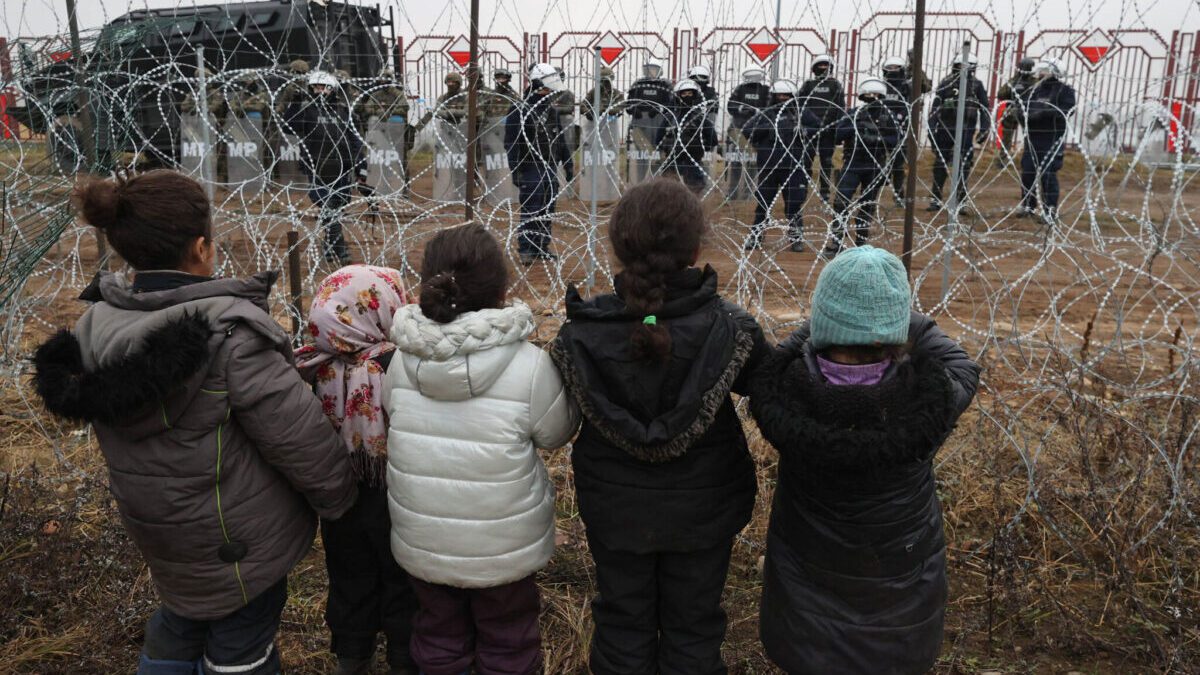 “Witamy w Guantanamo”. Okrutne traktowanie na granicy polsko-białoruskiej i w ośrodkach dla cudzoziemców - Amnesty International Polska