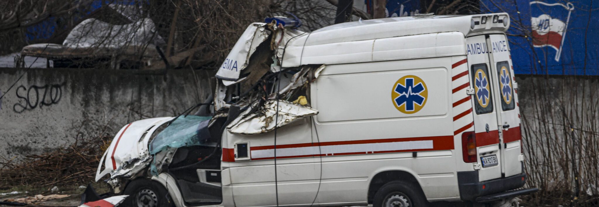 Rosyjskie ataki na ludność cywilną w Ukrainie. Zniszczona po bombardowaniu karetka pogotowia w mieście Bucza.