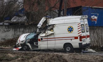 Rosyjskie ataki na ludność cywilną w Ukrainie. Zniszczona po bombardowaniu karetka pogotowia w mieście Bucza.