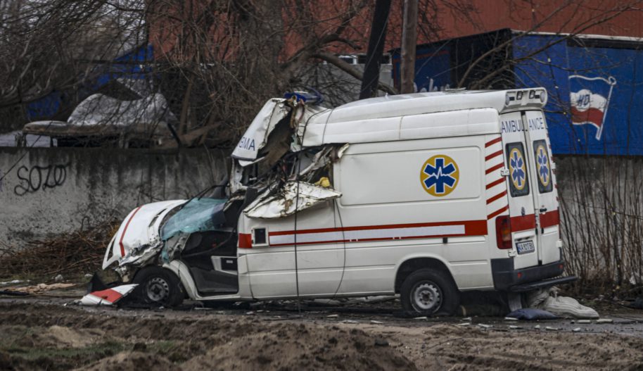 Rosyjskie ataki na ludność cywilną w Ukrainie. Zniszczona po bombardowaniu karetka pogotowia w mieście Bucza.