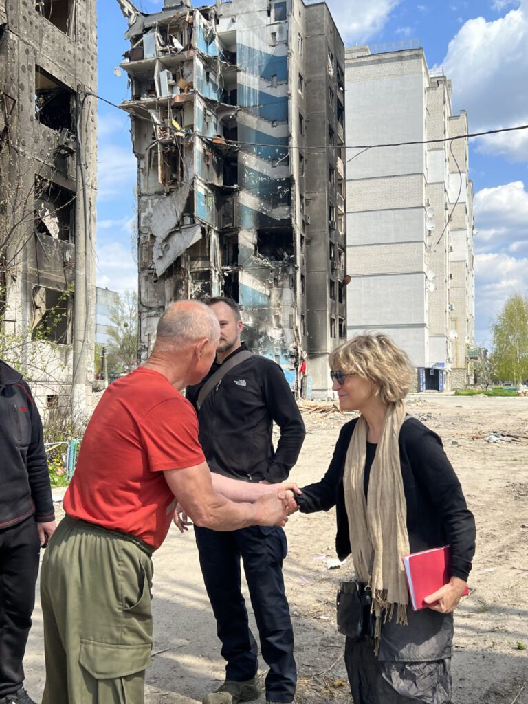Wasilij Jaroszenko, który stracił żonę Halinę w wyniku rosyjskiego bombardowania budynku 359, spotkał się z Sekretarz Generalną Amnesty International Agnès Calla