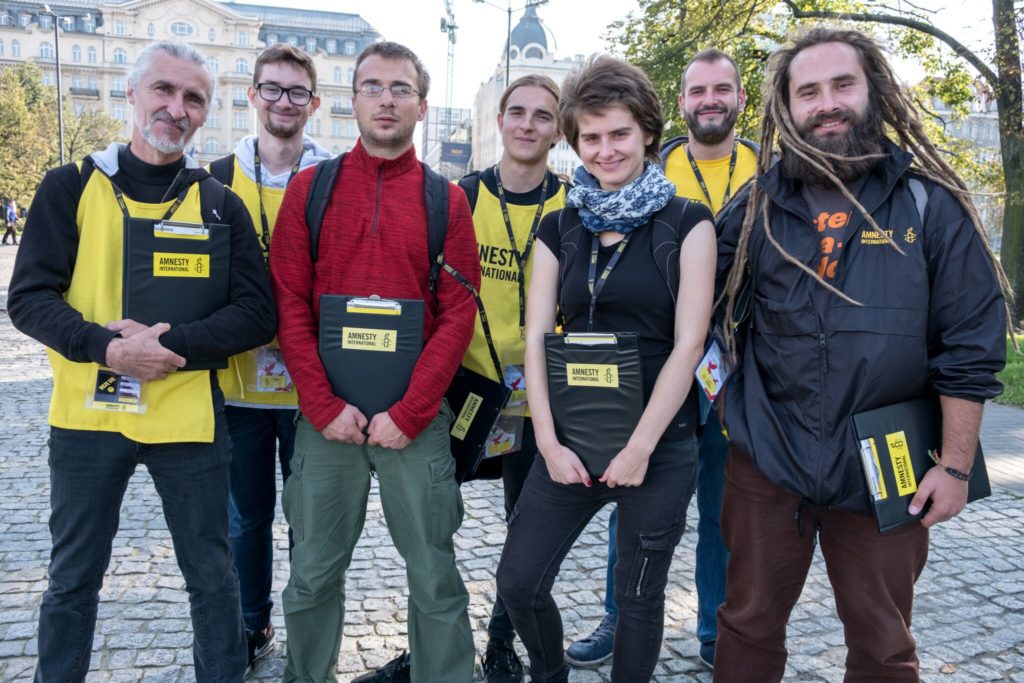 Street fundraiserzy Amnesty International w Warszawie.