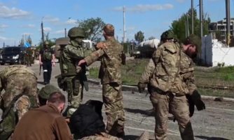 Ukraińscy żołnierze ewakuowani z zakładów Azowstal i przeszukiwani przez osyjskie wojska, Stopklatka z materiału filmowego rosyjskiego ministerstwa obrony.