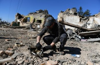 Brian Castner przeprowadza badania bomb, które spadły na tereny mieszkalne w Ukrainie.