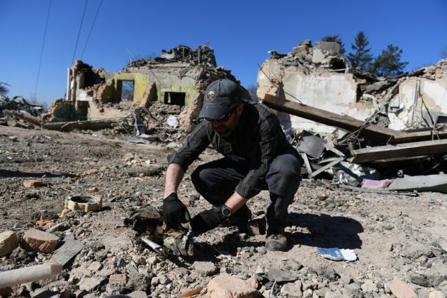 Brian Castner przeprowadza badania bomb, które spadły na tereny mieszkalne w Ukrainie.