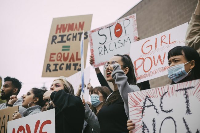 Kobiety, mężczyźni protestują w obronie praw człowieka