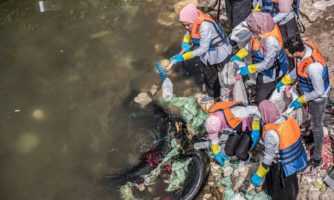 Egipt, wolontariusze zbierają śmieci na brzegu Nilu na wyspie Roda w Kairze, 7 marca 2020.