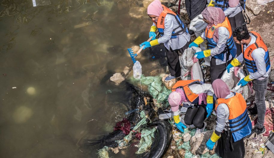 Egipt, wolontariusze zbierają śmieci na brzegu Nilu na wyspie Roda w Kairze, 7 marca 2020.