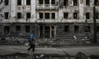 Mężczyzna spaceruje przed posterunkiem policji zniszczonym przez ostrzał w Charkowie 25 marca 2022 roku, podczas inwazji wojskowej Rosji rozpoczętej na Ukrainie. - Rosyjskie uderzenia skierowane na placówkę medyczną w Charkowie 25 marca 2022 r.