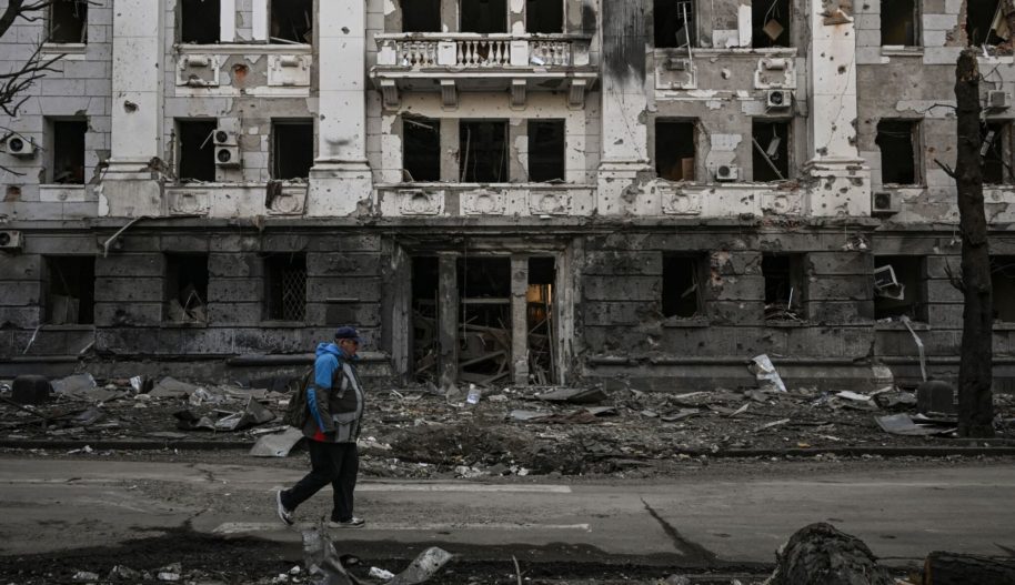 Mężczyzna spaceruje przed posterunkiem policji zniszczonym przez ostrzał w Charkowie 25 marca 2022 roku, podczas inwazji wojskowej Rosji rozpoczętej na Ukrainie. - Rosyjskie uderzenia skierowane na placówkę medyczną w Charkowie 25 marca 2022 r.