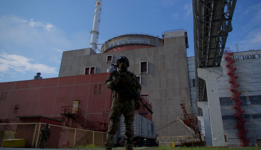 Rosyjski żołnierz stoi na straży przed drugim reaktorem Zaporoskiej Elektrowni Jądowej w Enerhodarze, 1 maja 2022.