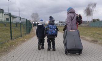 Matka z dwójką dzieci przekracza polsko-ukraińską granicę.