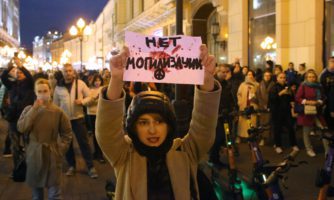 Demonstracja przeciwko przymusowemu poborowi do wojska w Moskwie na ulicy Arbat. Kobieta trzyma transparent z grą słów: mobilizacja zrównan zostaje z masowym chowaniem zmarłych.