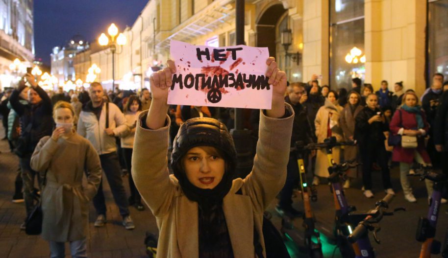 Demonstracja przeciwko przymusowemu poborowi do wojska w Moskwie na ulicy Arbat. Kobieta trzyma transparent z grą słów: mobilizacja zrównan zostaje z masowym chowaniem zmarłych.