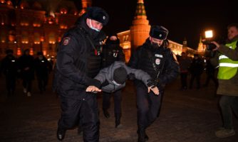 Policjanci zatrzymują mężczyznę podczas protestu przeciwko rosyjskiej inwazji na Ukrainę w centrum Moskwy 2 marca 2022 r.