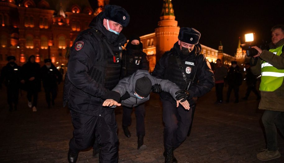 Policjanci zatrzymują mężczyznę podczas protestu przeciwko rosyjskiej inwazji na Ukrainę w centrum Moskwy 2 marca 2022 r.