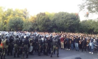 Teheran - siły bezpieczeństwa i protestujący stoją naprzeciwko sobie. Funkcjonariusze gotując się do ataku, demonstrujący trzymająć się w pierwszym rzędzie za ręce.