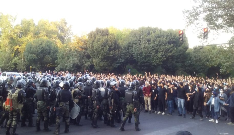 Teheran - siły bezpieczeństwa i protestujący stoją naprzeciwko sobie. Funkcjonariusze gotując się do ataku, demonstrujący trzymająć się w pierwszym rzędzie za ręce.