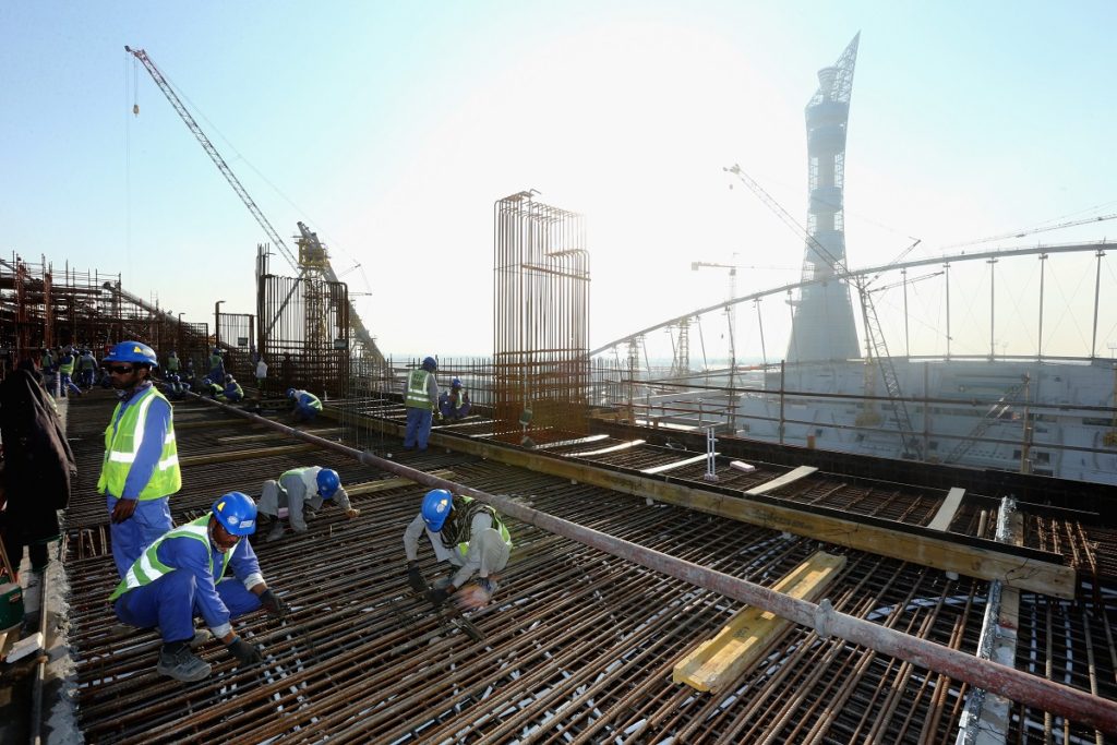 Pracownicy budowlani na Khalifa International Stadium przed 2022 FIFA World Cup Qatar 30 grudnia 2015 r. w Doha, Katar.  (Foto: Warren Little/Getty Images)