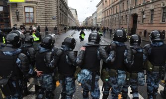 Rosyjscy policjanci blokujący ulicę podczas wiecu poparcia dla uwięzionego krytyka Kremla Aleksieja Nawalnego w centrum Sankt-Petersburga 21 kwietnia 2021 roku.