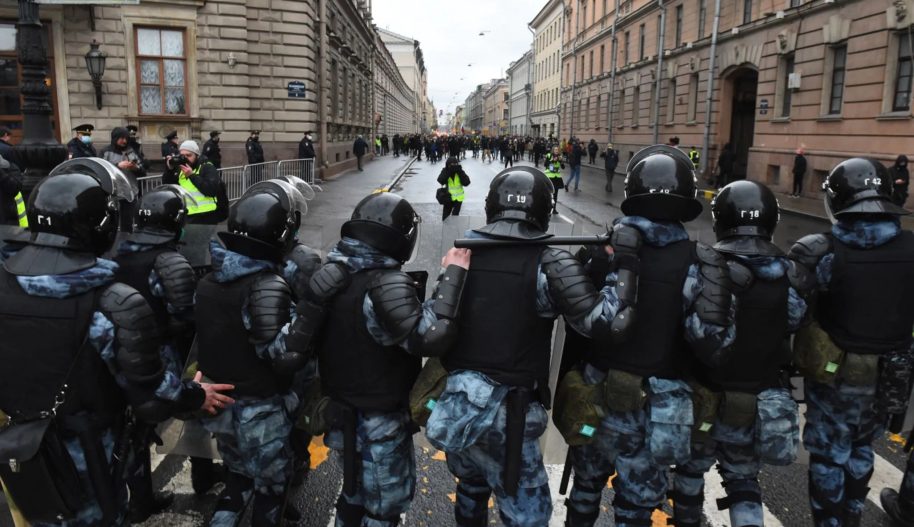 Rosyjscy policjanci blokujący ulicę podczas wiecu poparcia dla uwięzionego krytyka Kremla Aleksieja Nawalnego w centrum Sankt-Petersburga 21 kwietnia 2021 roku.