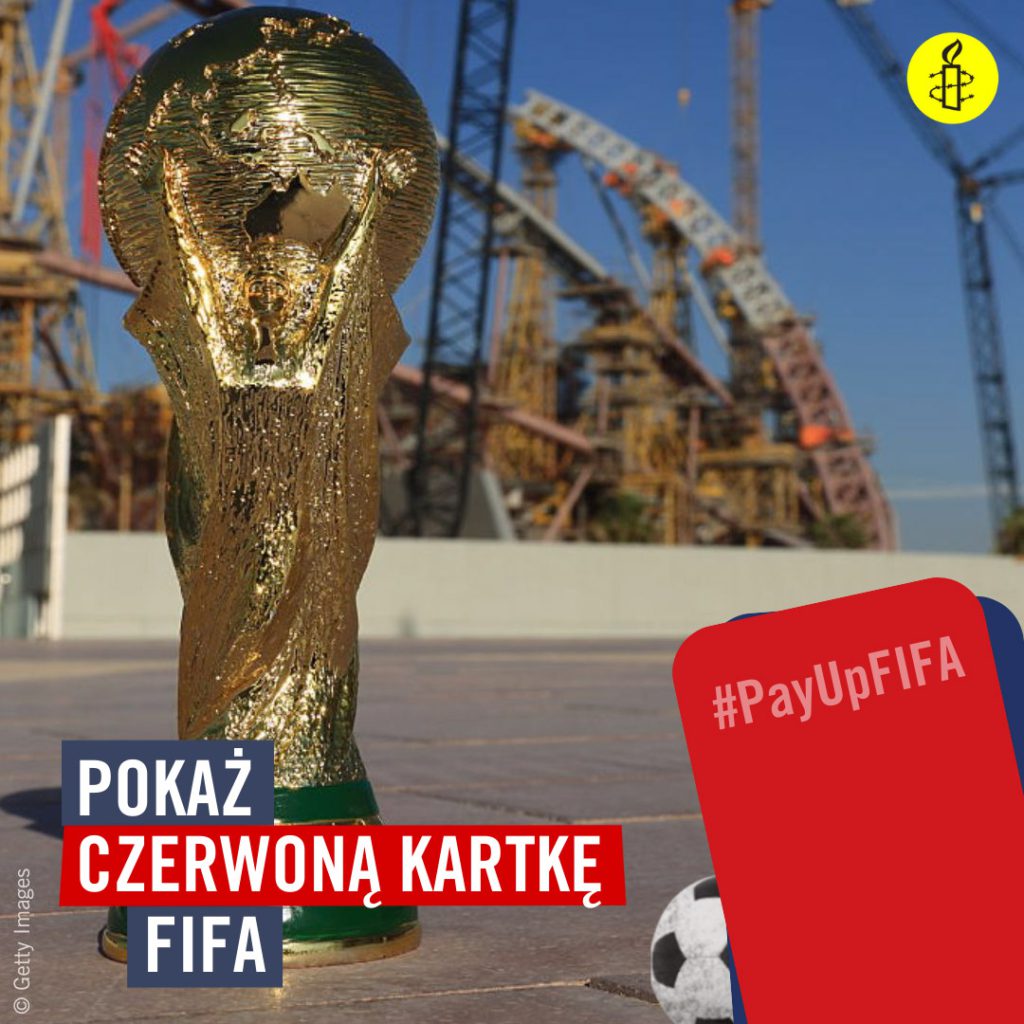 Pokaż czerwoną kartkę FIFA. Zdjęcie pucharu piłkarskich mistrzostw świata na tle miejsca budowy.