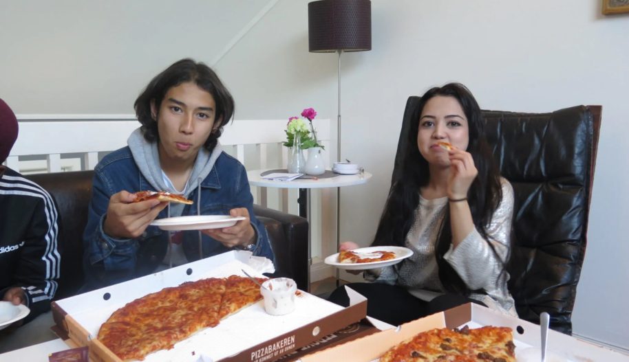 Taibeh Abbasi, 18 lat, i jej młodszy brat Ehsan, 15 lat, jedzą pizzę z przyjaciółmi po szkole. Rodzeństwo było zagrożone deportacją z Norwegii do Afganistanu, gdzie nigdy nie mieszkało. Uczniowie liceum Taibeh zorganizowali ogromne demo w Trondheim 3 października 2017 r., aby okazać solidarność z rodziną Abbasi i poprosić rząd o wstrzymanie deportacji.