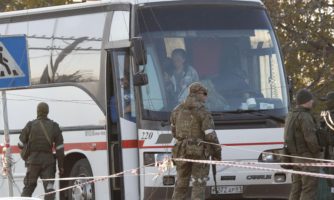 Autobus zabierający ludzi z Mariupola przyjeżdża do wsi Bezimenne w Doniecku, 7 maja, 2022 r.