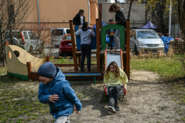Kraków, 30 marca 2022, dzieci, które uciekły przed wojną bawią się na placu zabaw.