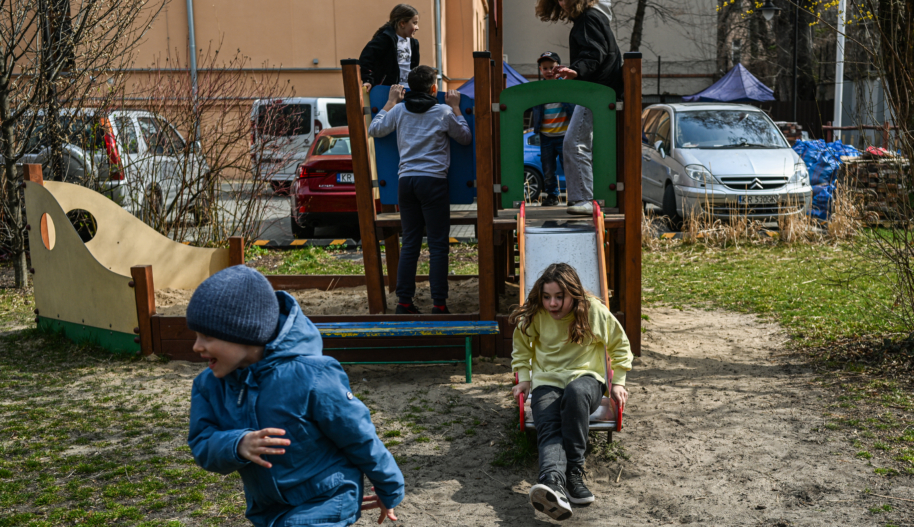 Kraków, 30 marca 2022, dzieci, które uciekły przed wojną bawią się na placu zabaw.