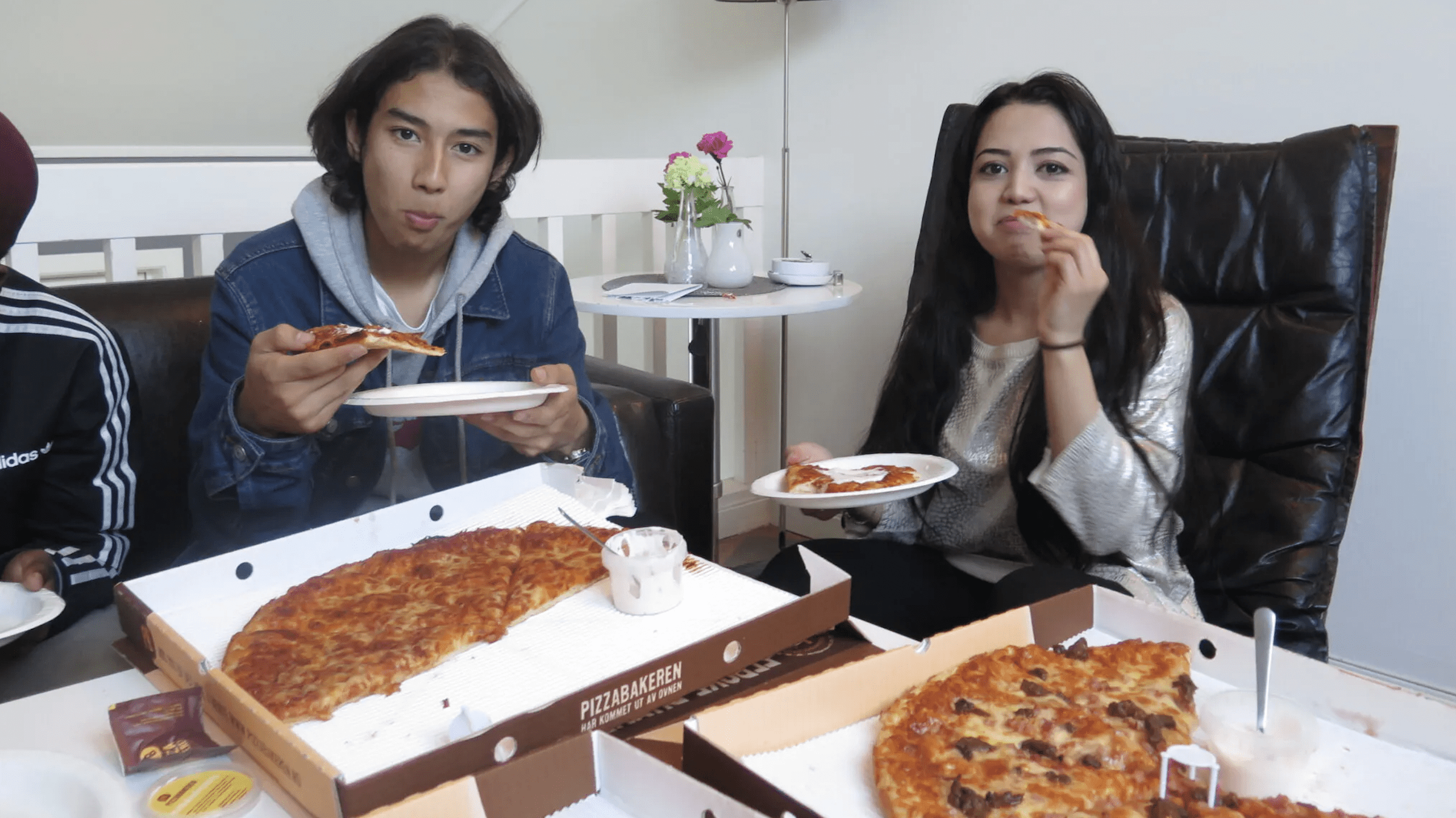 Osoby jedzące pizzę