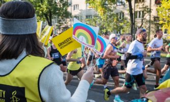 Akcja Biegam Dobrze na punkcie kibicowania Amnesty International podczas Maratonu Warszawskiego.